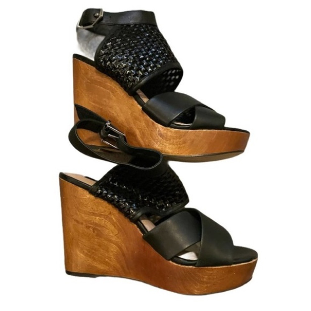 Torrid Wood bottom Black woven top Wedges (Size 7)!